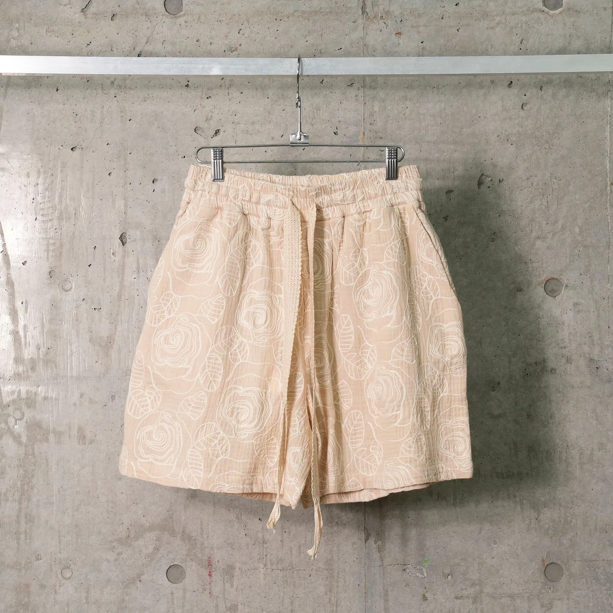DRAWSTRING SHORTS IN A RELAXED FIT / WHITE ROSE