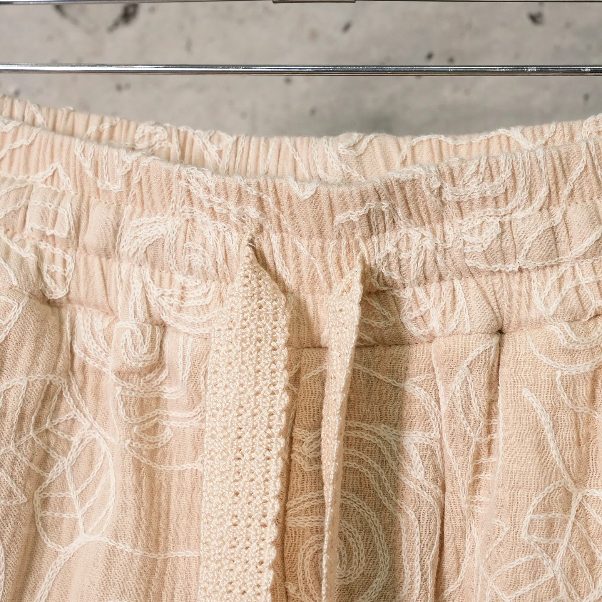 DRAWSTRING SHORTS IN A RELAXED FIT / WHITE ROSE