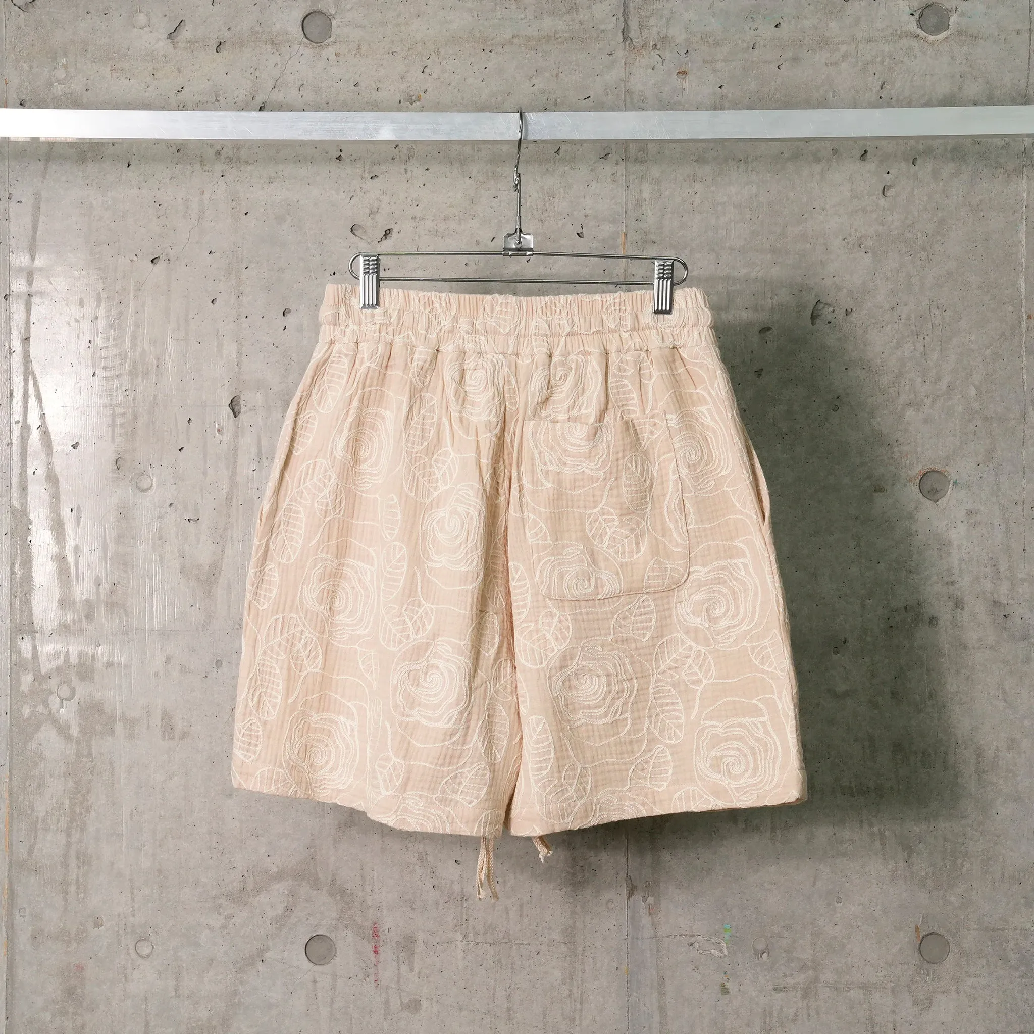 DRAWSTRING SHORTS IN A RELAXED FIT / WHITE ROSE