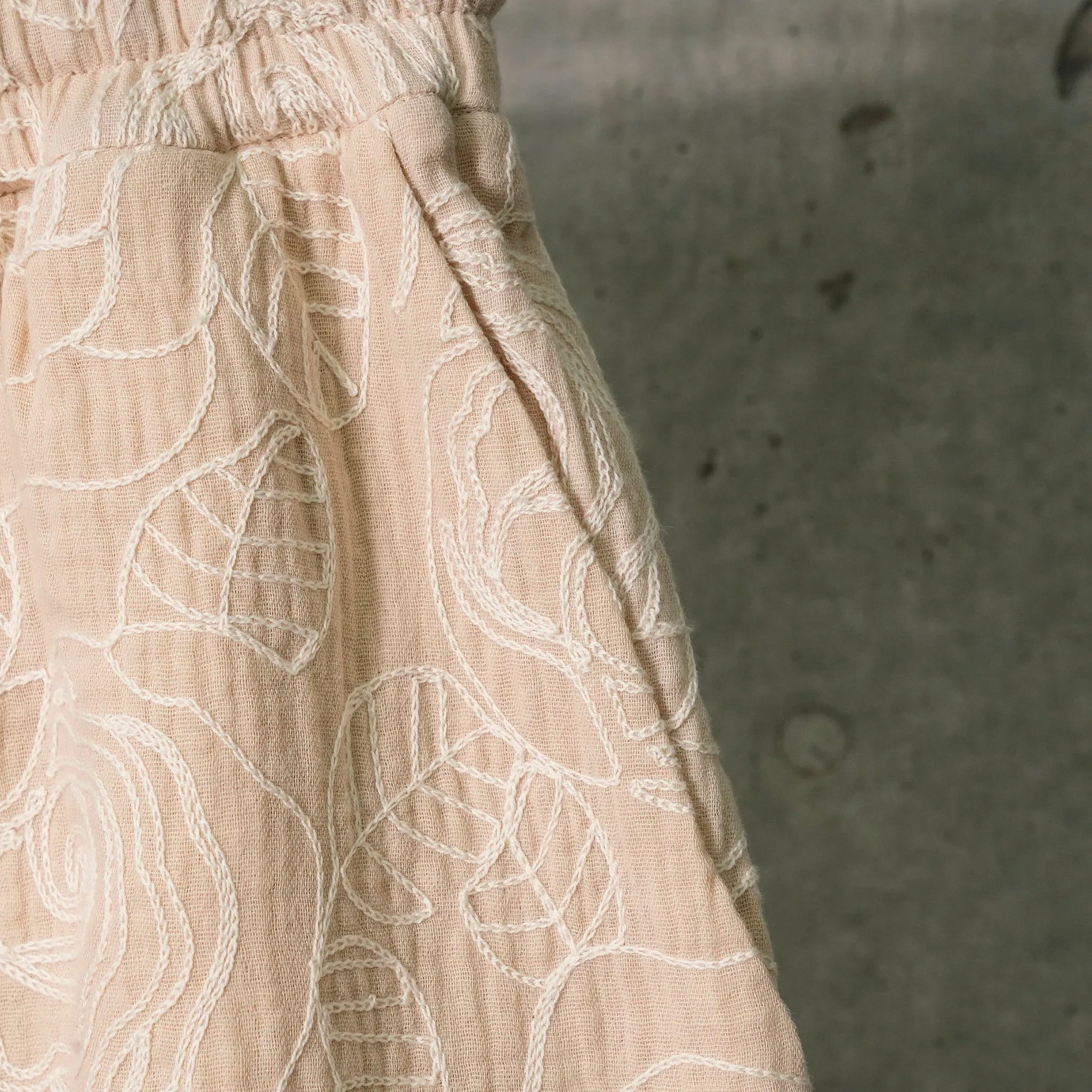 DRAWSTRING SHORTS IN A RELAXED FIT / WHITE ROSE