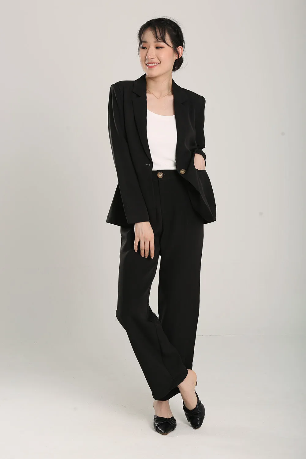Gabriella Relaxed Fit Tailored Pants in Black