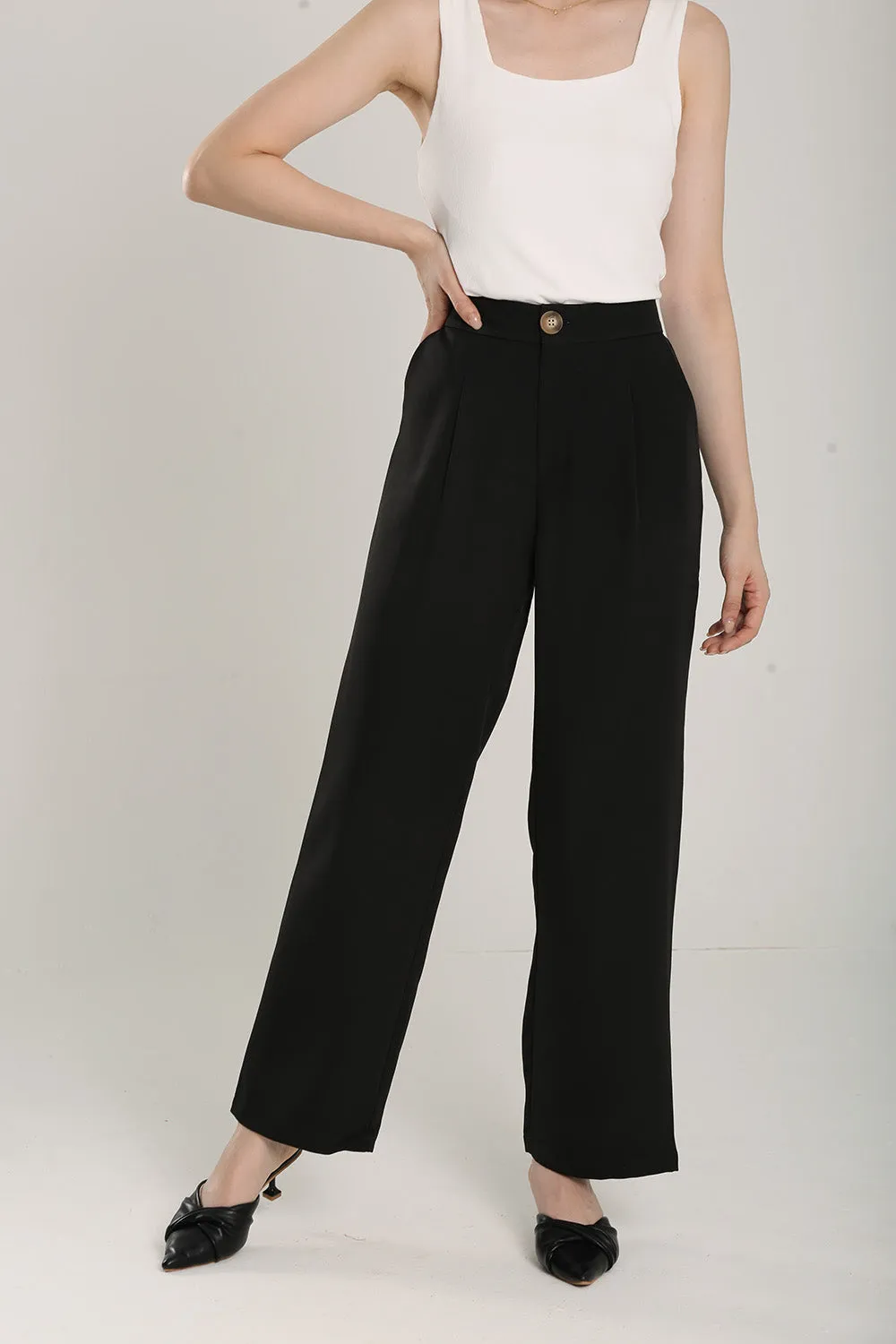 Gabriella Relaxed Fit Tailored Pants in Black