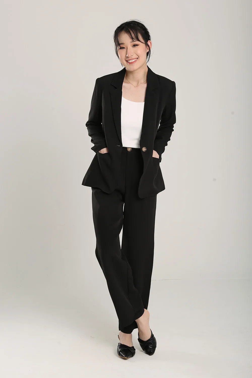Gabriella Relaxed Fit Tailored Pants in Black