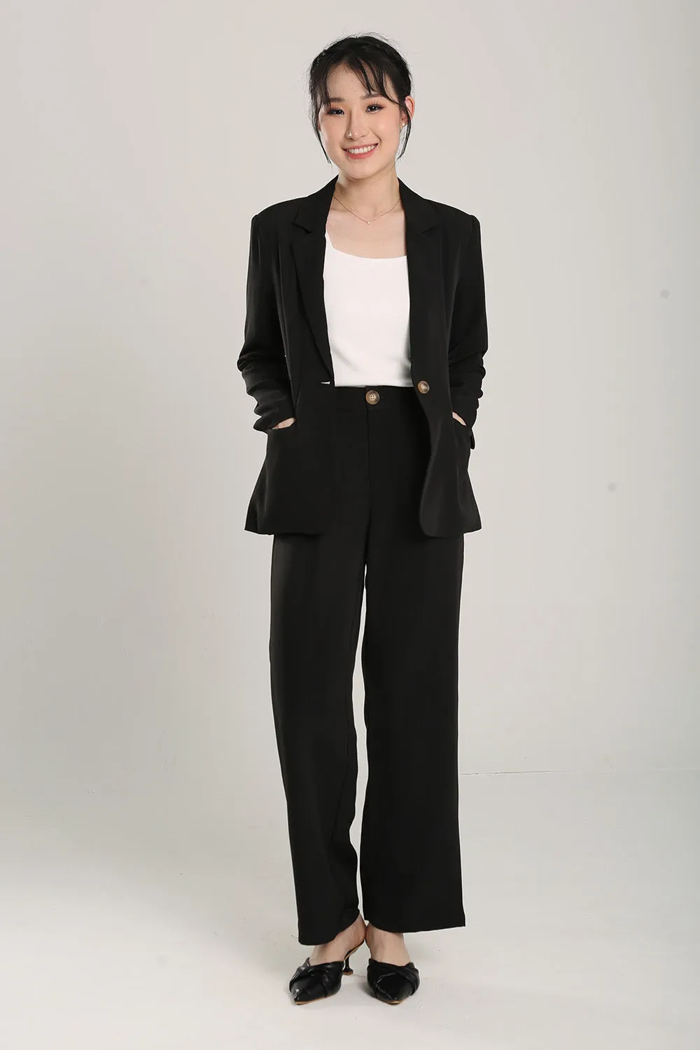 Gabriella Relaxed Fit Tailored Pants in Black